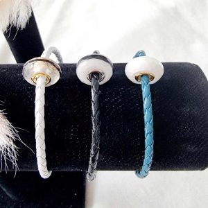 Bracelet en cuir tressé avec perle personnalisée – Le bijou au lait de Maman
