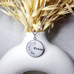 Collier rond en résine lait maternel bijou souvenir personnalisé