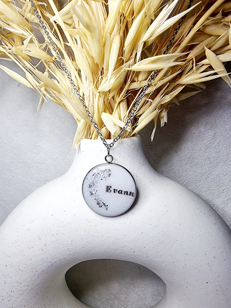 Collier rond en résine lait maternel bijou souvenir personnalisé