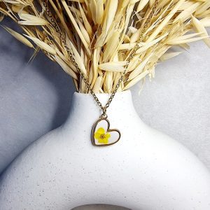 Collier cœur en résine avec fleur séchée, bijou souvenir artisanal
