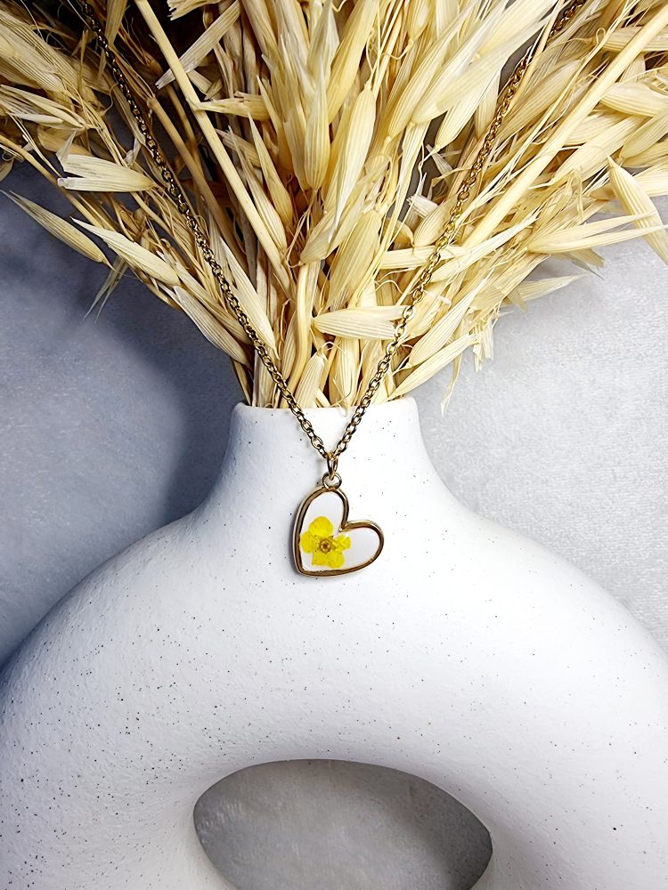 Collier cœur en résine avec fleur séchée, bijou souvenir artisanal