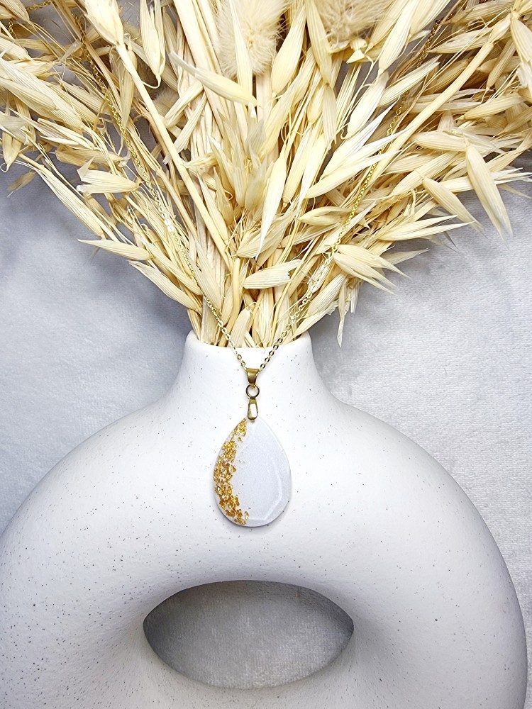 Collier pendentif goutte doré