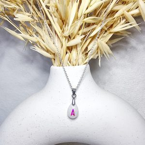 Collier personnalisé avec initiale, pendentif goutte en résine souvenir