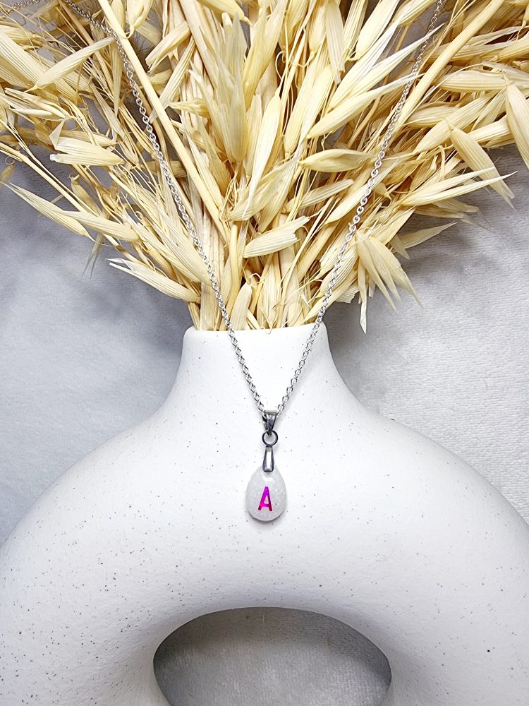 Collier personnalisé avec initiale, pendentif goutte en résine souvenir