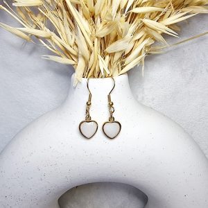 Boucles d’oreilles dorées en forme de cœur avec résine souvenir