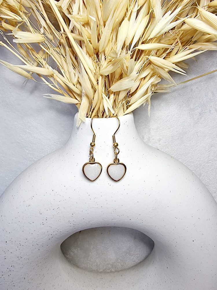 Boucles d’oreilles dorées en forme de cœur avec résine souvenir