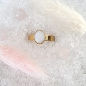 Bague dorée avec pierre blanche en résine souvenir