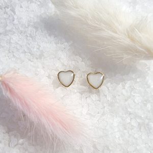 Boucles d’oreilles doré en forme de cœur avec résine souvenir