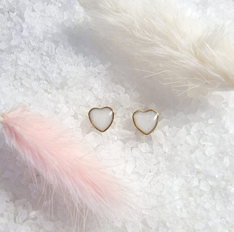 Boucles d’oreilles doré en forme de cœur avec résine souvenir