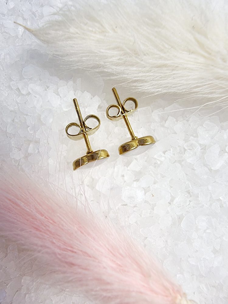 Boucles d’oreilles dorées en forme de cœur avec résine souvenir