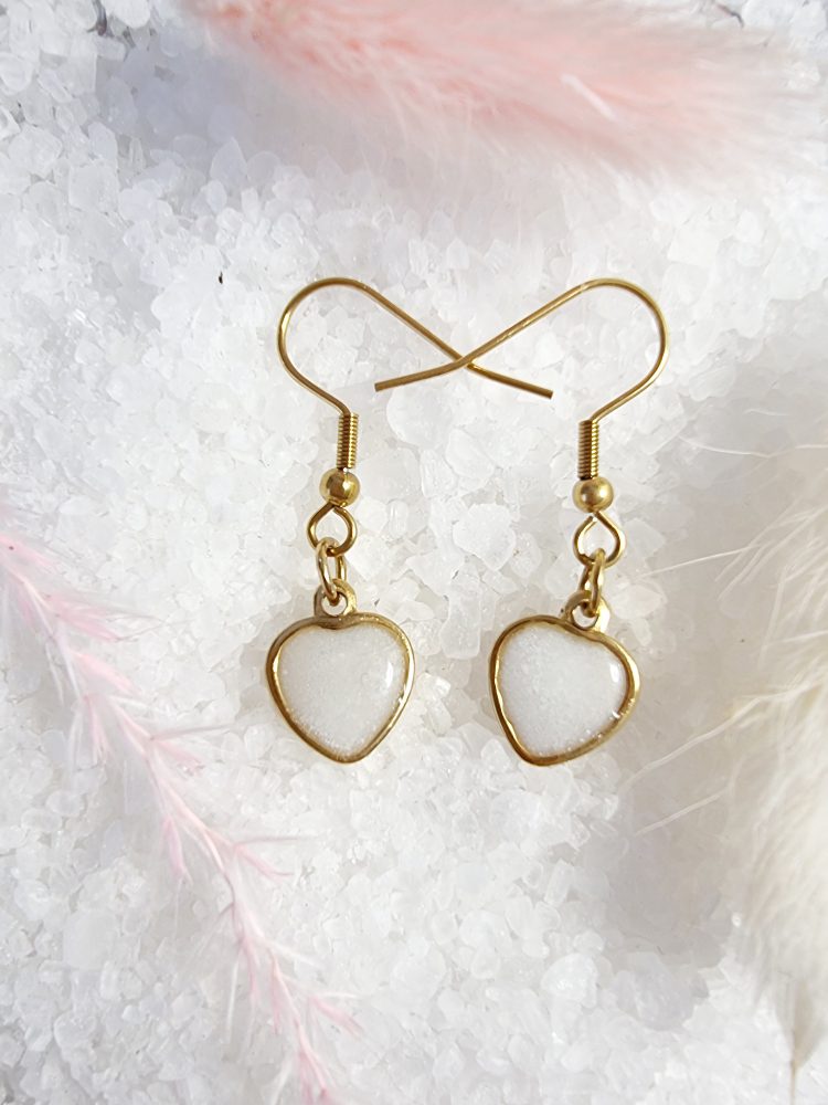 Boucles d’oreilles dorées en forme de cœur avec résine souvenir