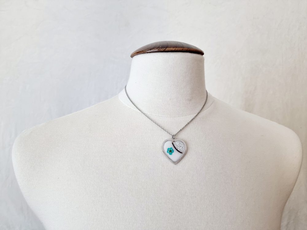 Collier cœur en résine avec cheveux et fleur séchée turquoise, bijou souvenir personnalisé