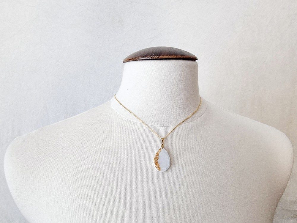 Collier pendentif goutte doré