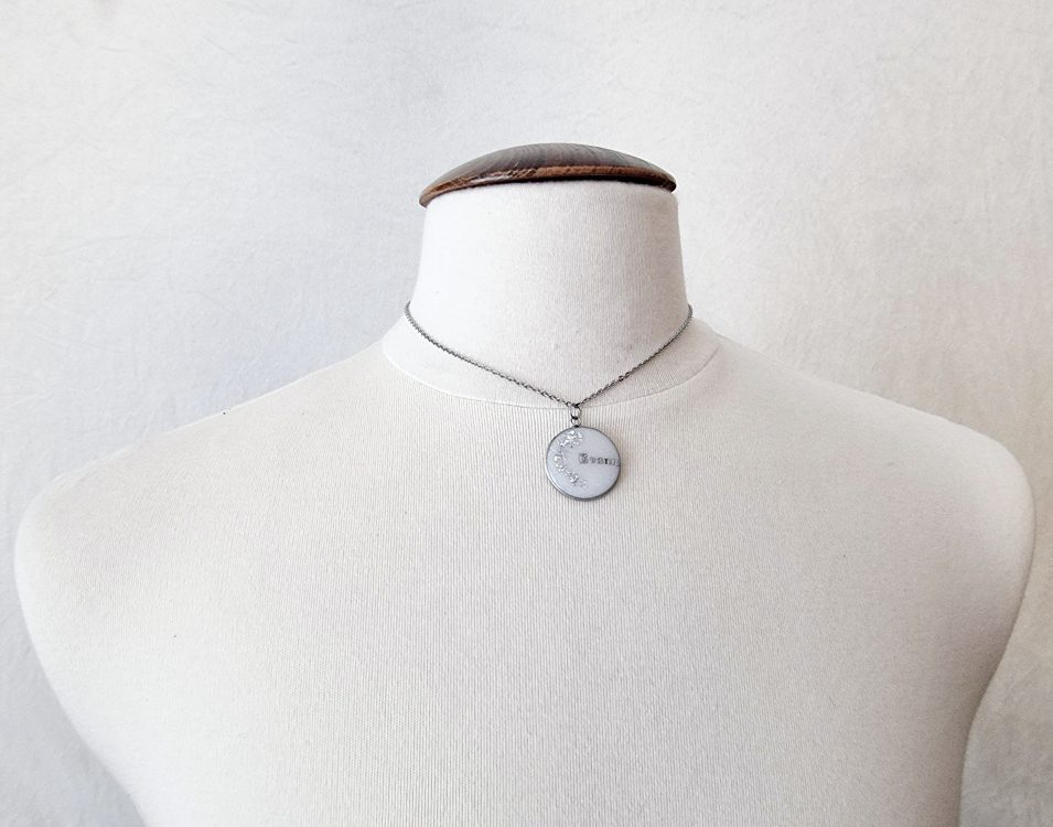Collier rond en résine lait maternel bijou souvenir personnalisé
