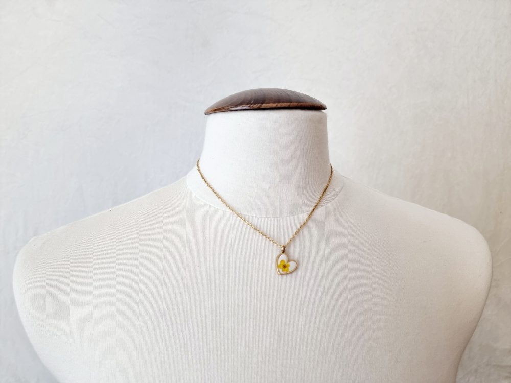Collier cœur en résine avec fleur séchée, bijou souvenir artisanal