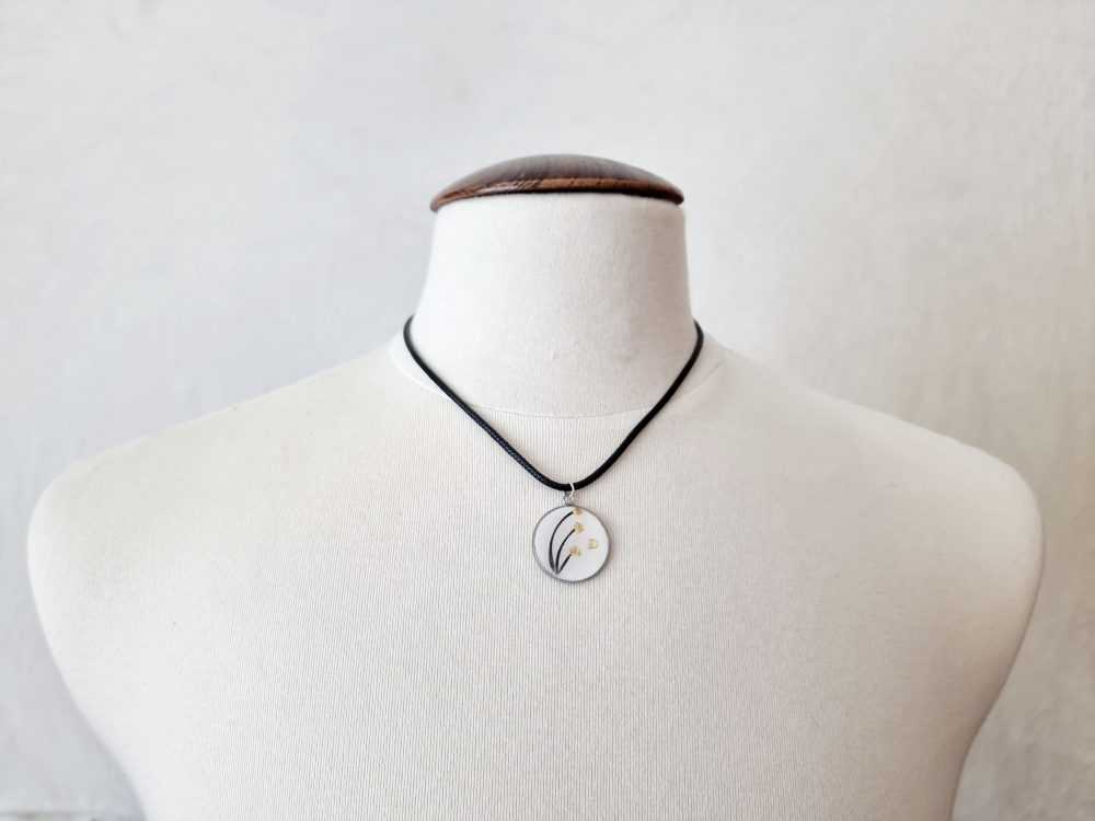 Collier rond personnalisé avec initiale et mèche de cheveux