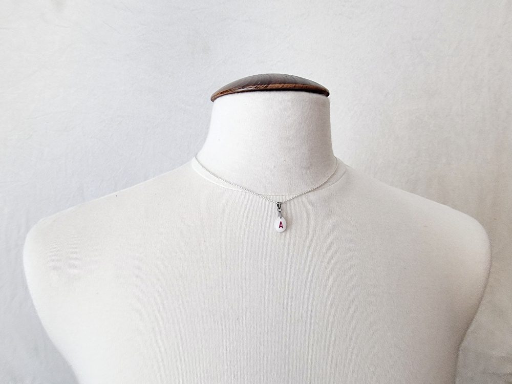 Collier personnalisé avec initiale, pendentif goutte en résine souvenir