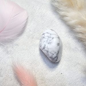 Pierre roulée en howlite blanche naturelle – pierre apaisante
