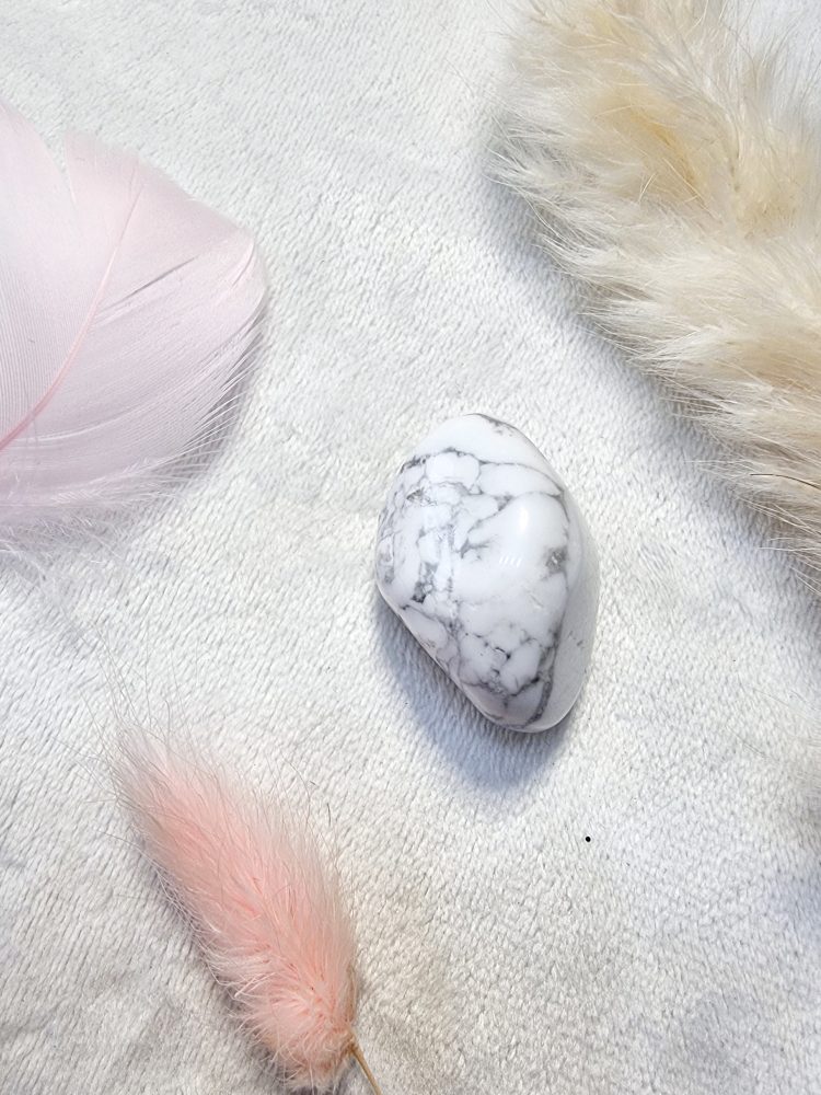 Pierre roulée en howlite blanche naturelle – pierre apaisante